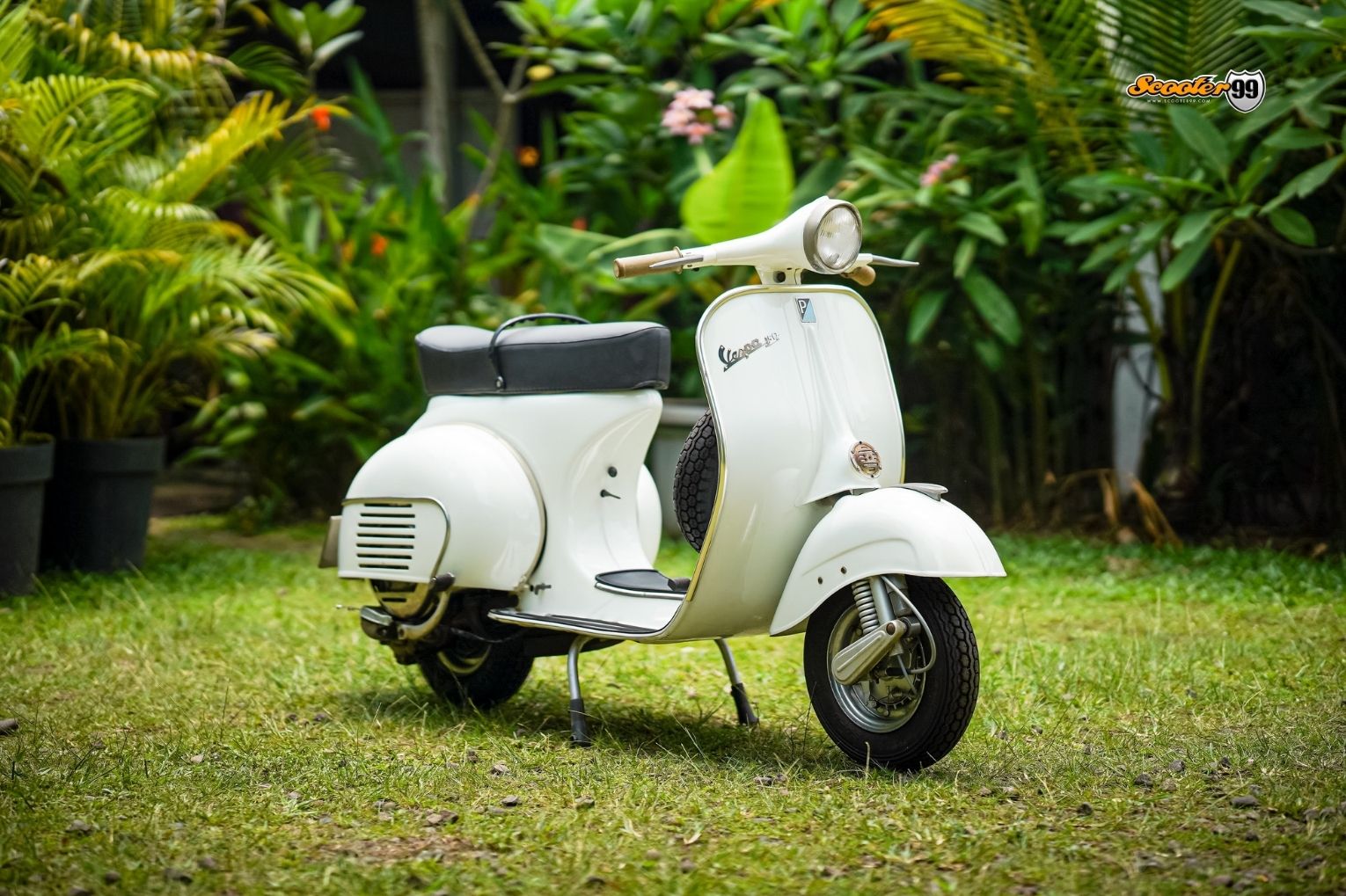 Made by order scooter project example 9: Vespa Scooter Piaggio White 150cc Classic